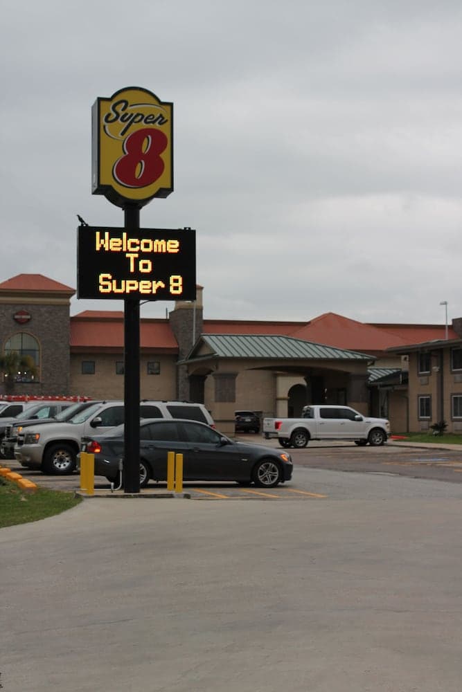 Super 8 by Wyndham Beaumont I-10 South/College St gallery photo in Beaumont, TX — image 40
