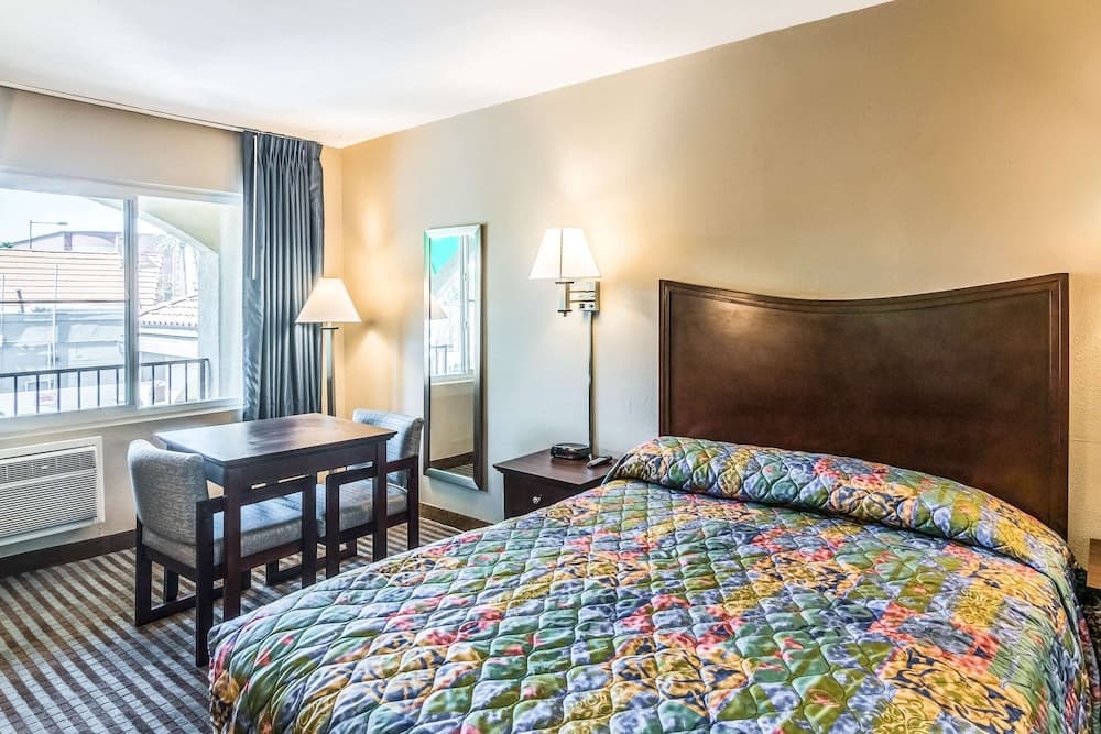 Rodeway Inn Regalodge gallery photo in Glendale, CA — image 11