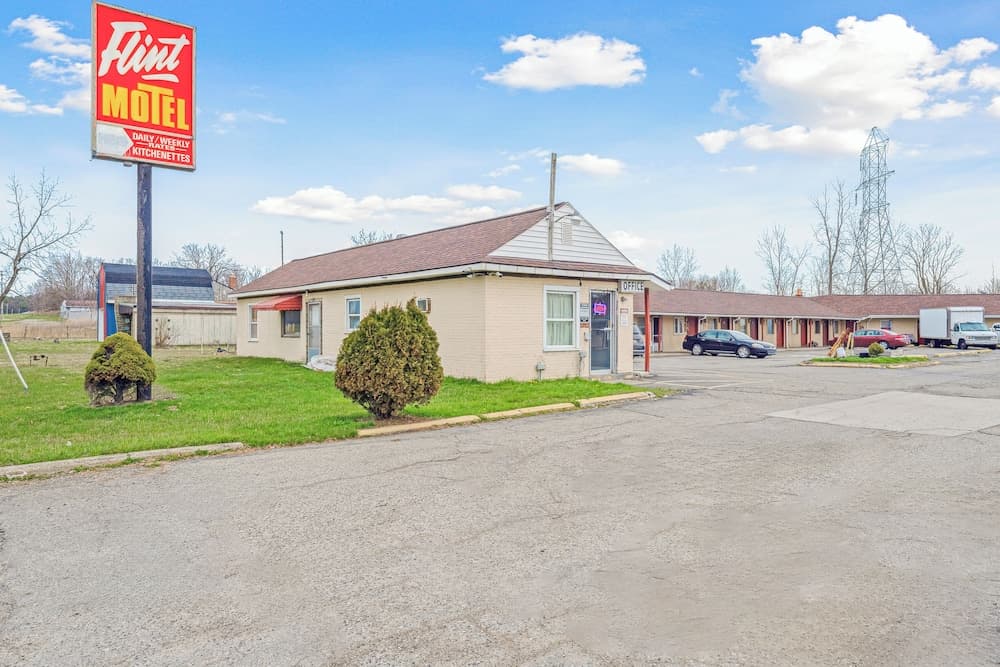Flint Motel by OYO MI Near I-475 gallery photo in Flint, MI — image 38