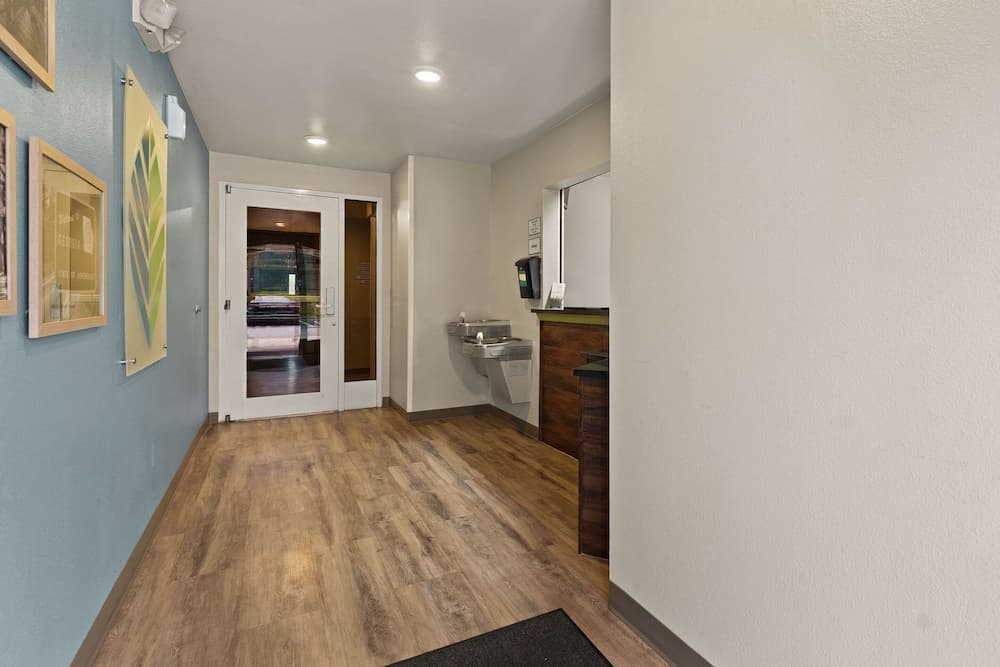 WoodSpring Suites Macon North I-75 interior in Macon, GA — gallery photo 2