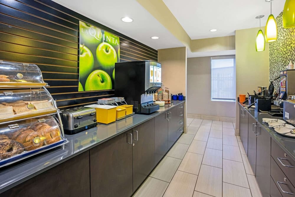 La Quinta Inn & Suites by Wyndham The Woodlands/Spring interior in Spring, TX — gallery photo 2