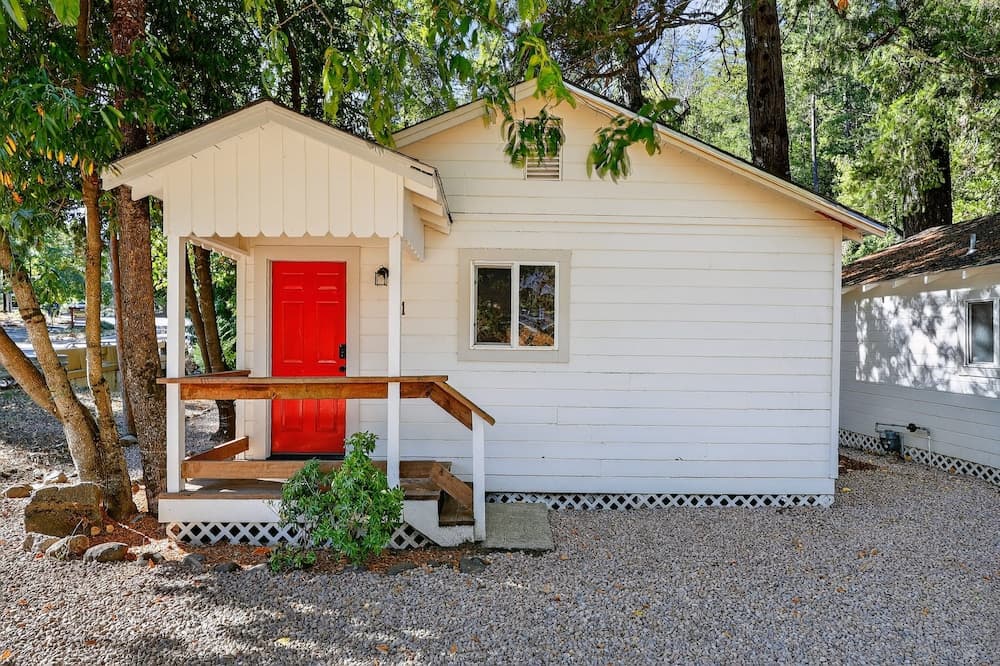 Rouge Cobb Mountain Hotel - Cabin 1 featured exterior or lobby in Cobb, CA — similar hotel