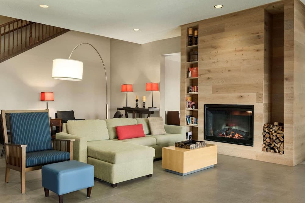 Country Inn & Suites by Radisson, Kansas City at Village West, KS interior in Kansas City, KS — gallery photo 2