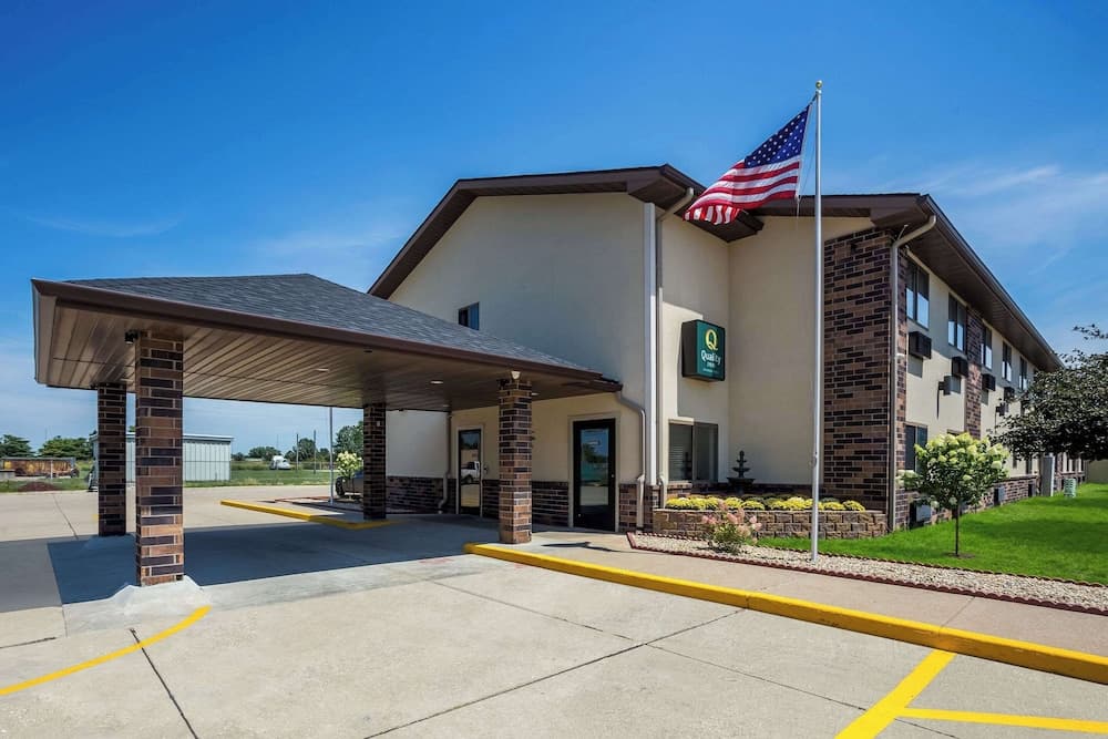 Quality Inn Galesburg near US Highway 34 and I-74 featured exterior or lobby in Galesburg, IL — similar hotel