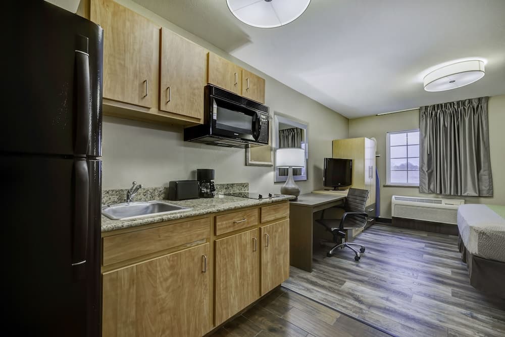 Studio 6 Lenexa, KS - Overland Park property views in Lenexa, KS — gallery photo 3