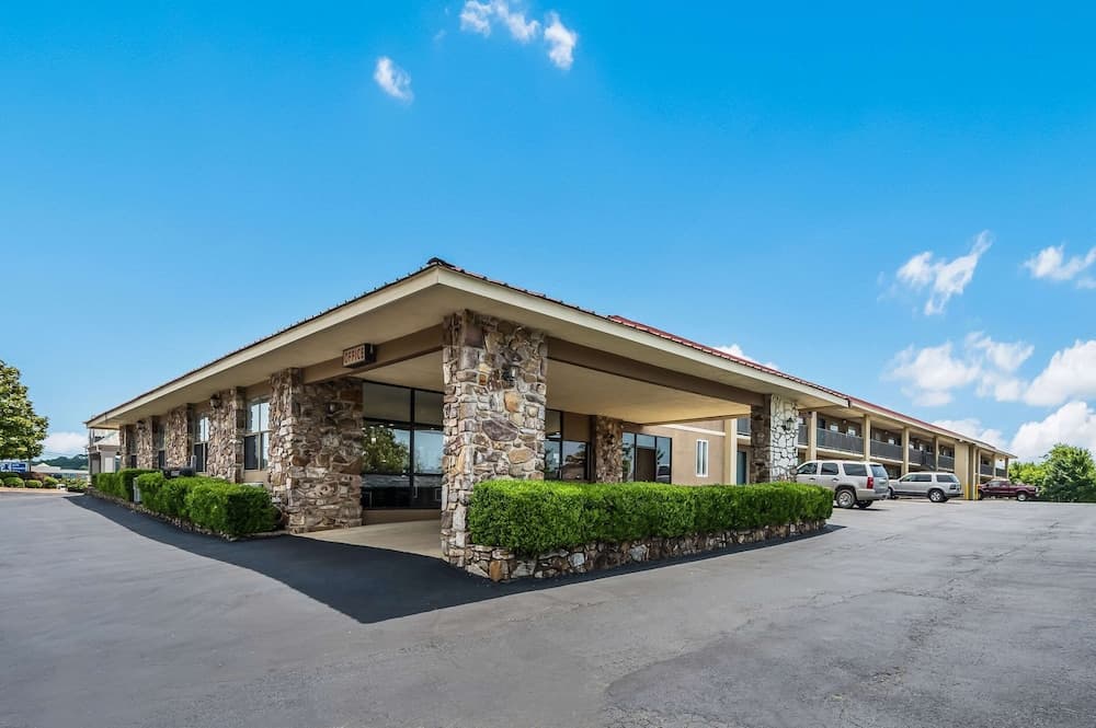 Quality Inn & Suites Hot Springs-Lake Hamilton featured exterior or lobby in Hot Springs, AR — similar hotel