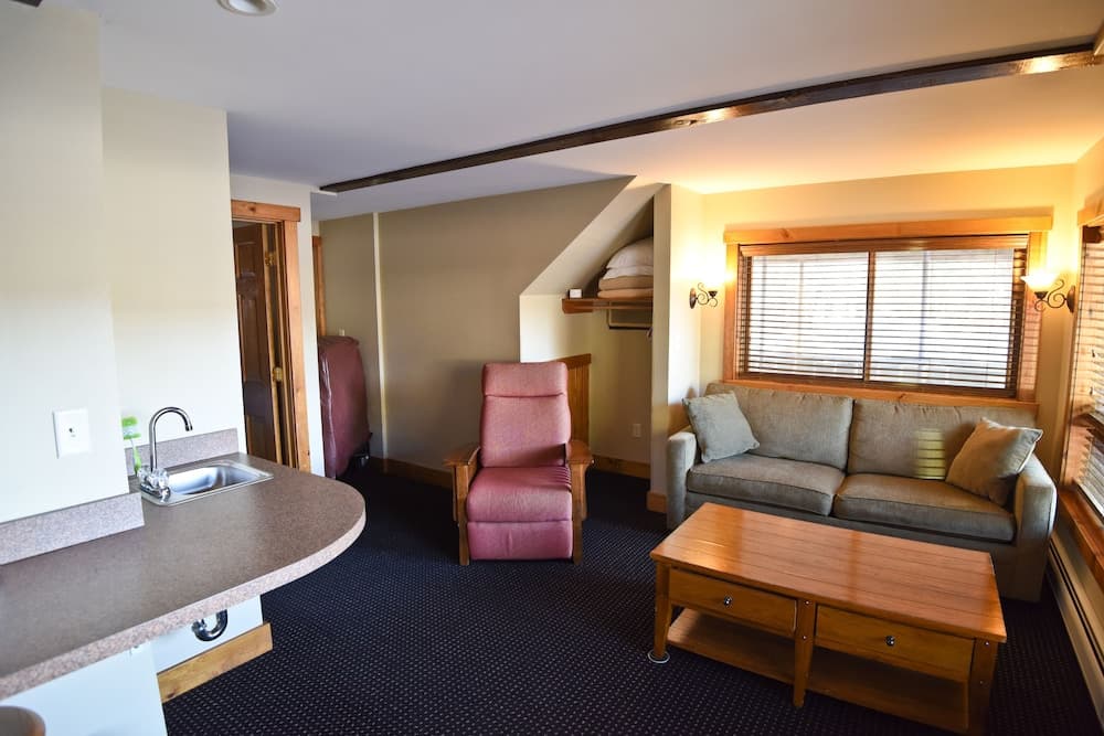 Timber Inn Motel interior in Ludlow — gallery photo 2
