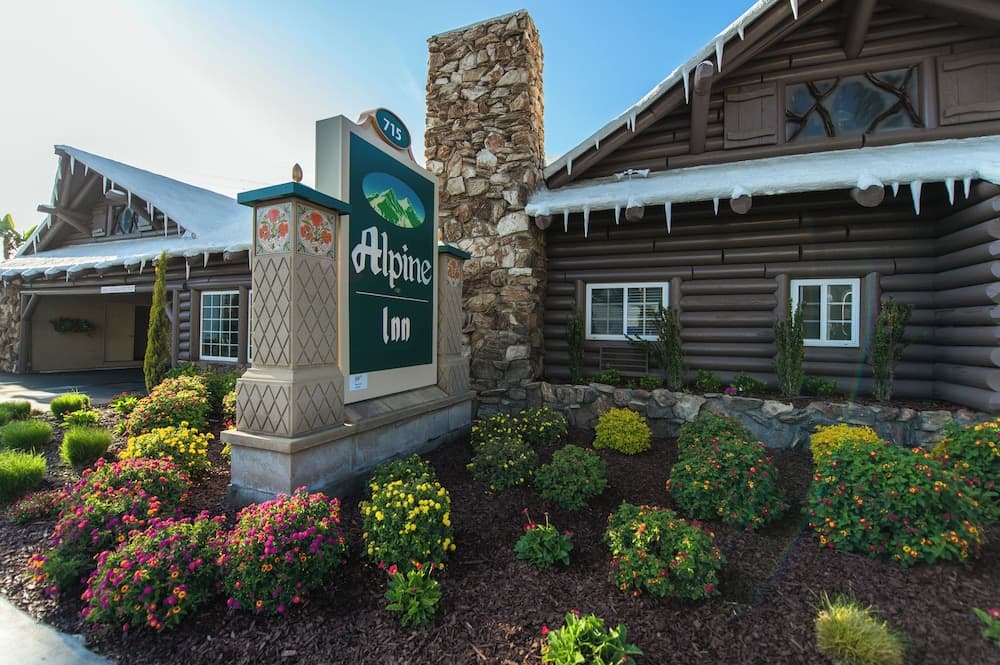 Alpine Inn near Convention Center and the Park gallery photo in Anaheim, CA — image 4