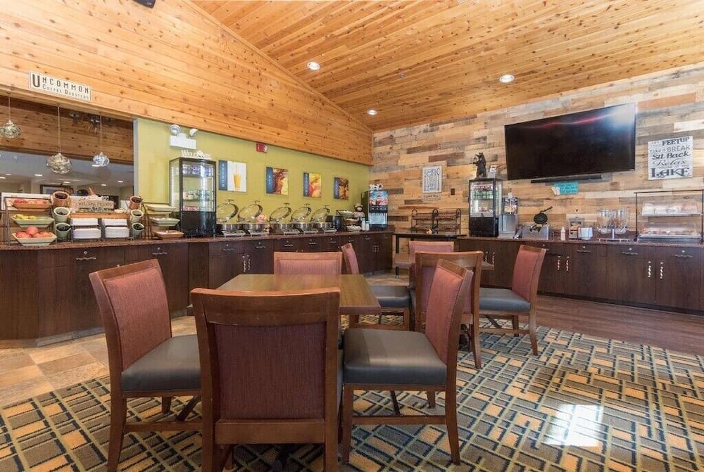 White Pines Inn & Suites gallery photo in Holland, MI — image 47