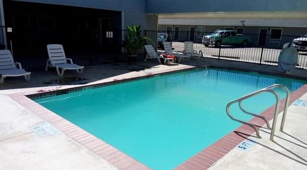 Southern Inn & Suites property views in Yorktown, TX — gallery photo 3
