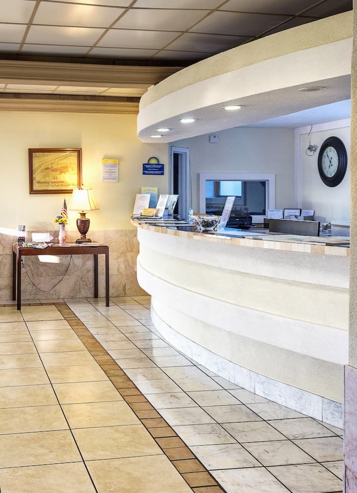 Budget Host Inn interior in Lebanon, MO — gallery photo 2