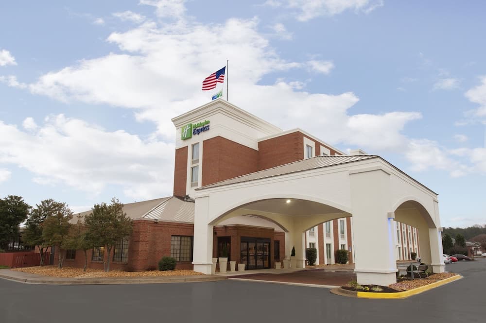 Holiday Inn Express Fredericksburg Southpoint by IHG featured exterior or lobby in Fredericksburg, VA — similar hotel