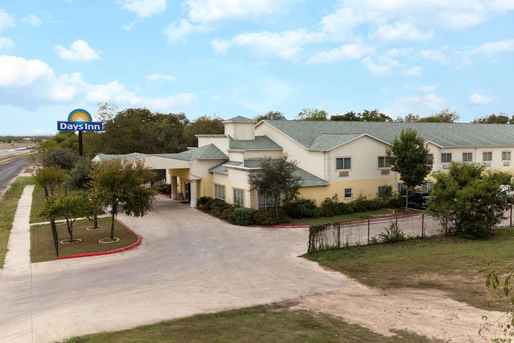 Days Inn by Wyndham San Antonio at Palo Alto property views in San Antonio, TX — gallery photo 3