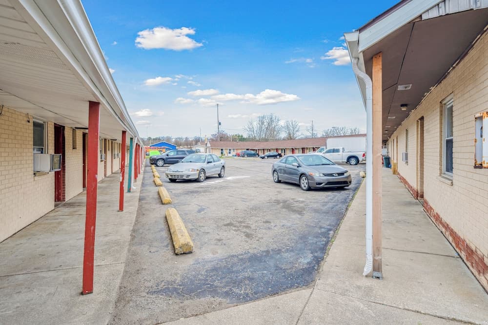 Flint Motel by OYO MI Near I-475 gallery photo in Flint, MI — image 31
