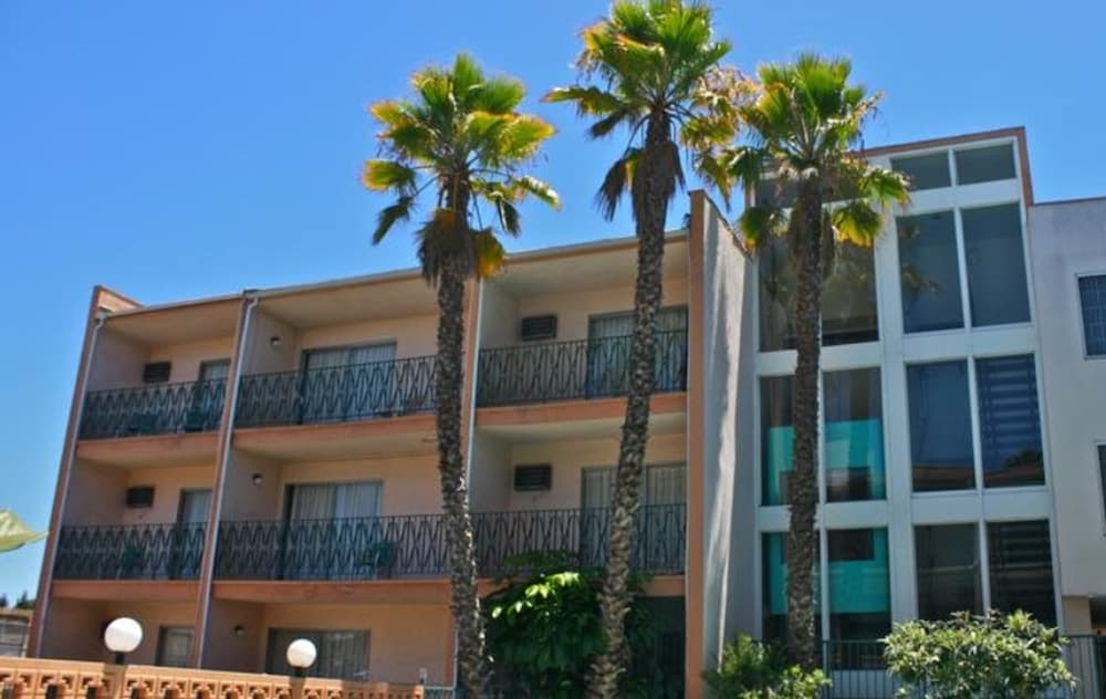 Royal Century Hotel — hotel in Inglewood, California