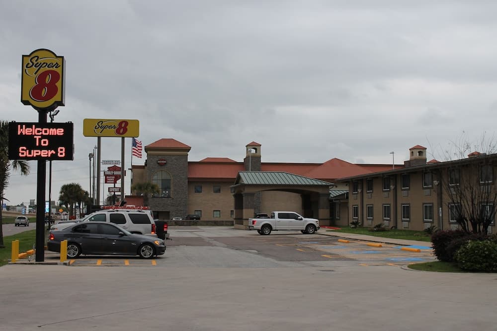 Super 8 by Wyndham Beaumont I-10 South/College St gallery photo in Beaumont, TX — image 19