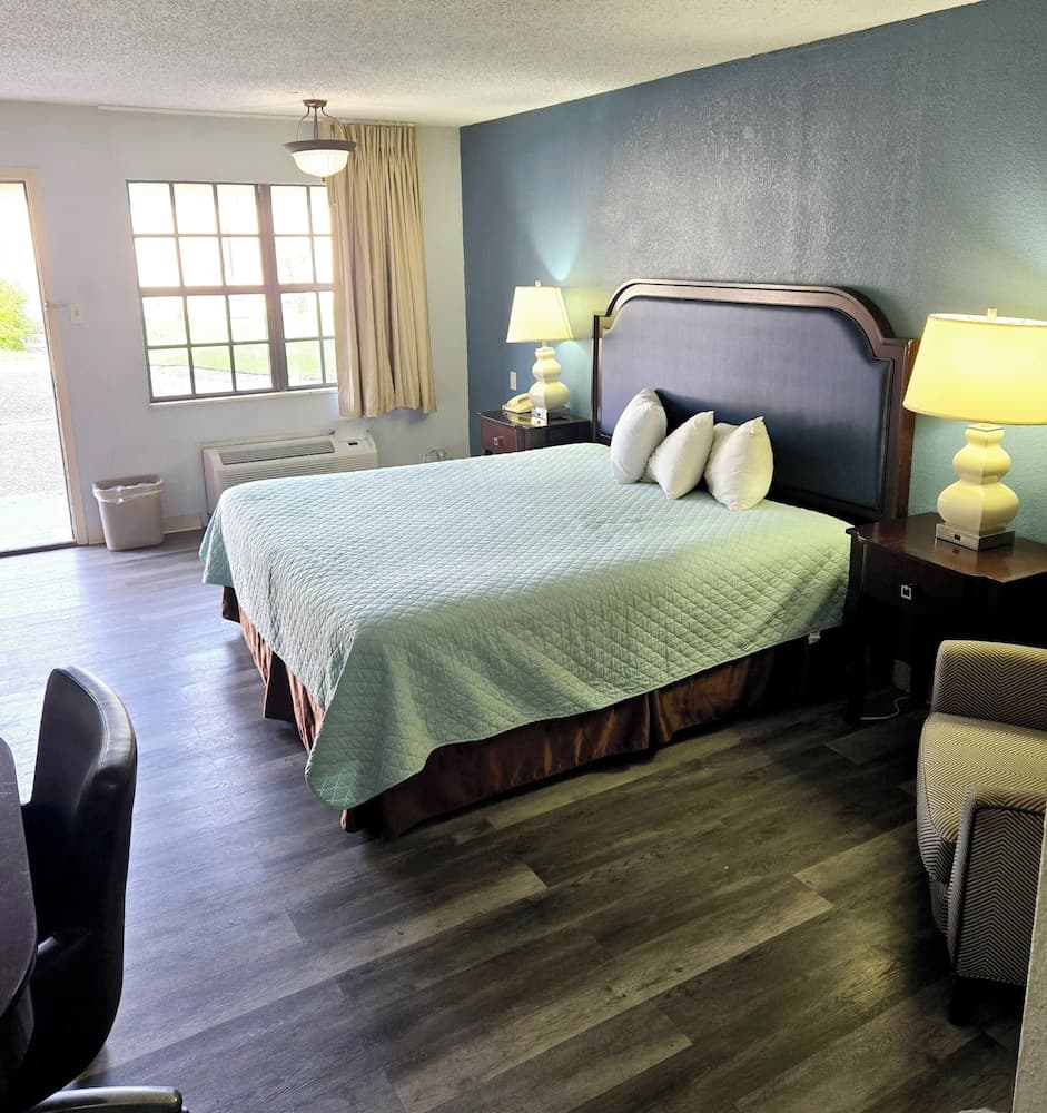 Best Price Motel and Suites property views in Orange, TX — gallery photo 3