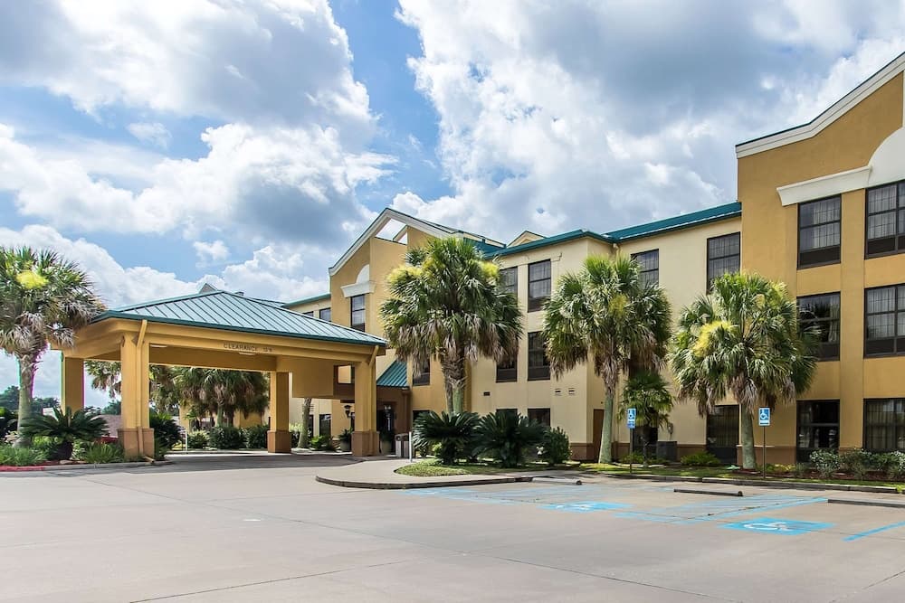 Quality Suites New Iberia featured exterior or lobby in New Iberia, LA — similar hotel