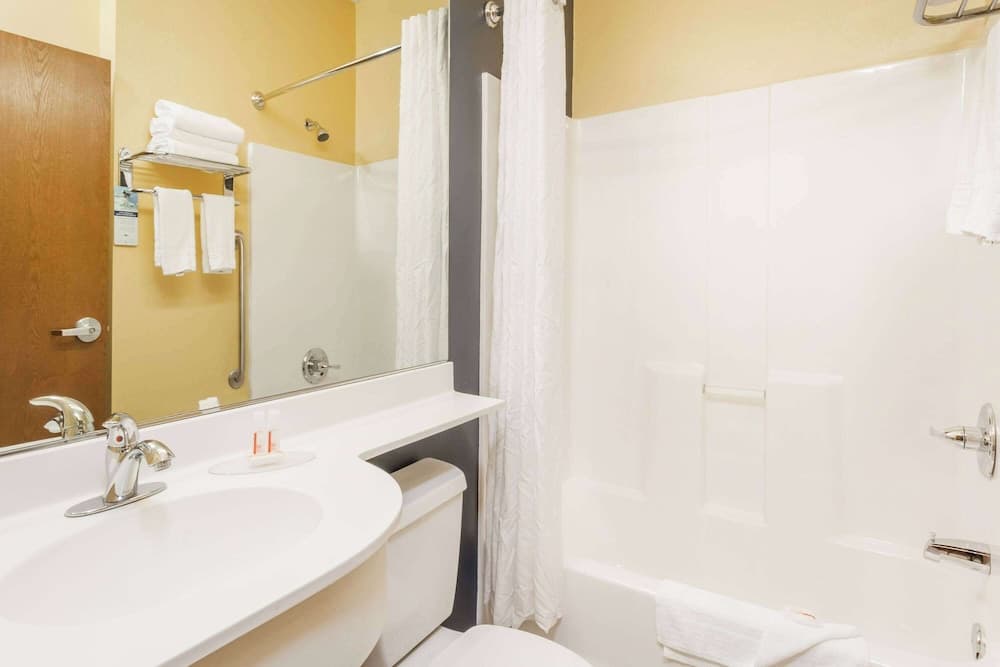 Microtel Inn & Suites by Wyndham Dickson City/Scranton interior in Scranton, PA — gallery photo 2
