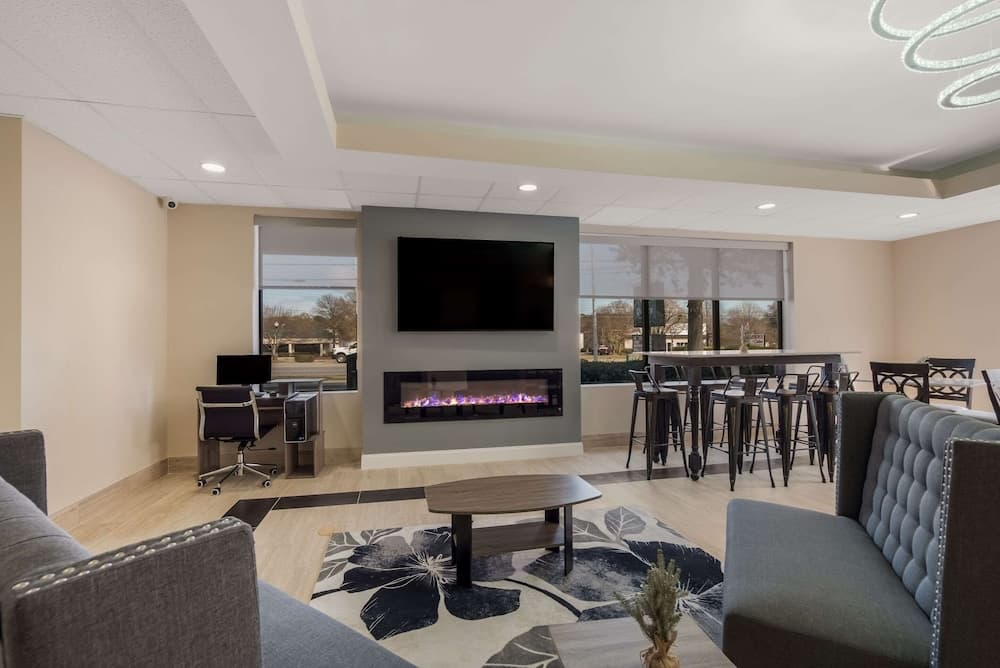 Quality Inn & Suites Aiken South interior in Aiken, SC — gallery photo 2
