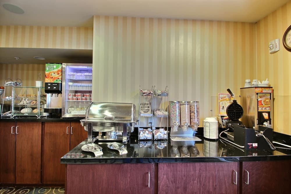 AmericInn by Wyndham Oshkosh gallery photo in Oshkosh, WI — image 17