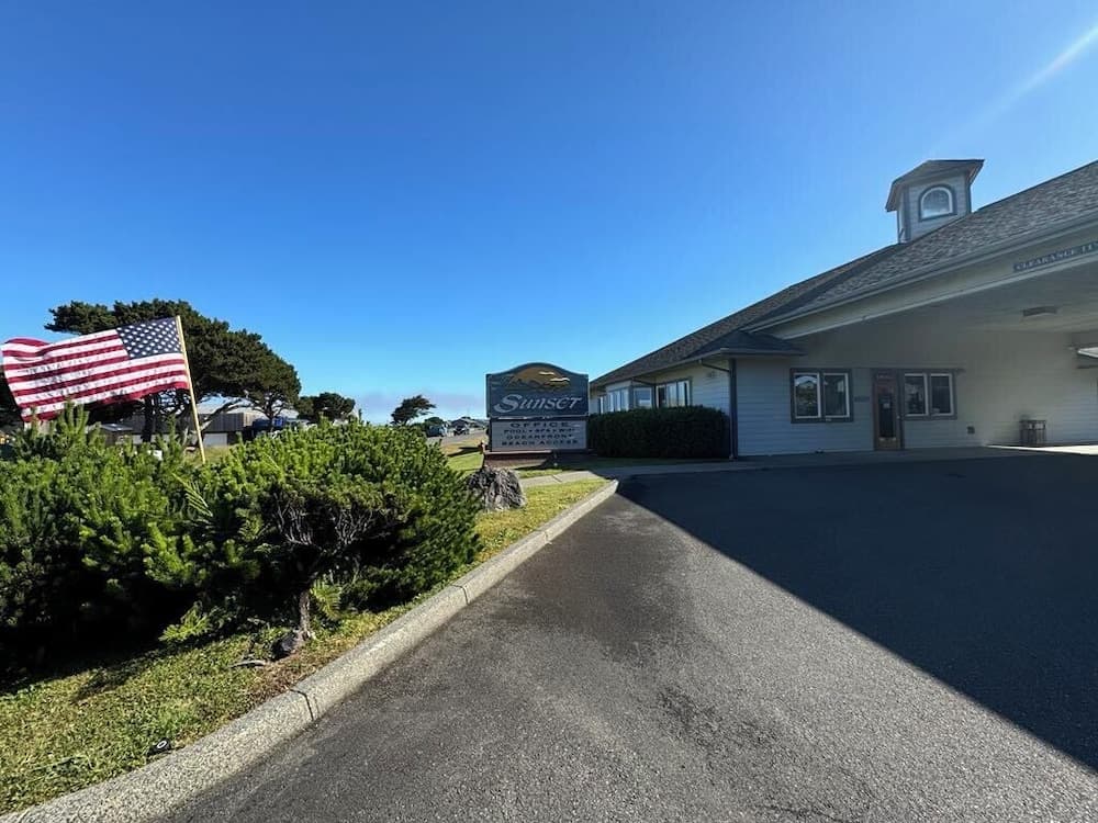 Sunset Oceanfront Lodging featured exterior or lobby in Bandon, OR — similar hotel
