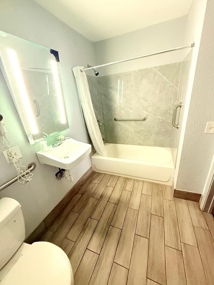 VIP INN AND SUITES interior in Paris, TX — gallery photo 2