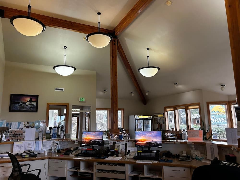 Sunset Oceanfront Lodging interior in Bandon, OR — gallery photo 2