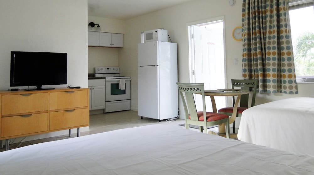 Great Escape Apartments by Lowkl property views in Lauderdale-by-the-Sea, FL — gallery photo 3