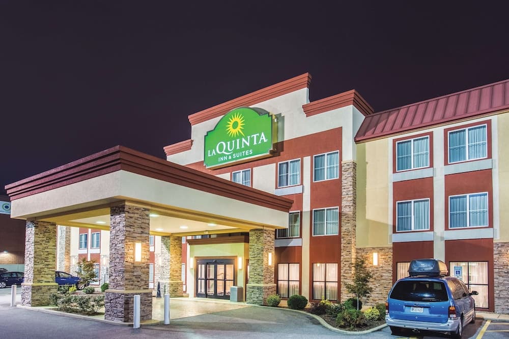 La Quinta Inn & Suites by Wyndham O'Fallon, IL - St. Louis featured exterior or lobby in O'Fallon, IL — similar hotel