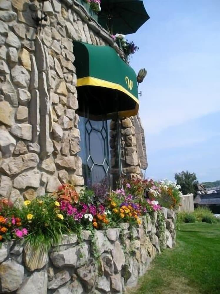 Weathervane Terrace Inn and Suites featured exterior or lobby in Charlevoix, MI — similar hotel