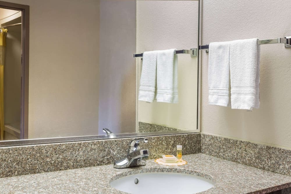 Days Inn by Wyndham Panama City/Callaway gallery photo in Panama City, FL — image 11