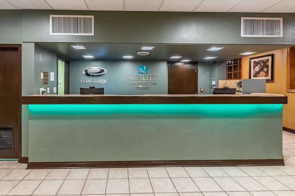 Econo Lodge interior in Albert Lea, MN — gallery photo 2
