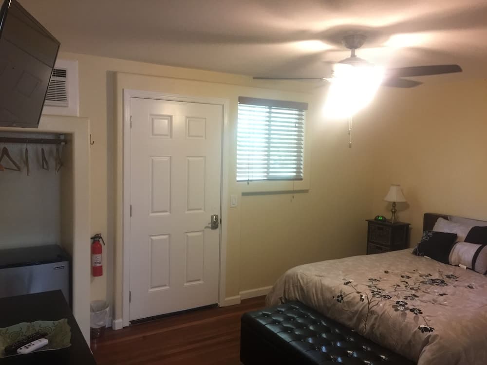 Aarons Cottage interior in Hilo, HI — gallery photo 2