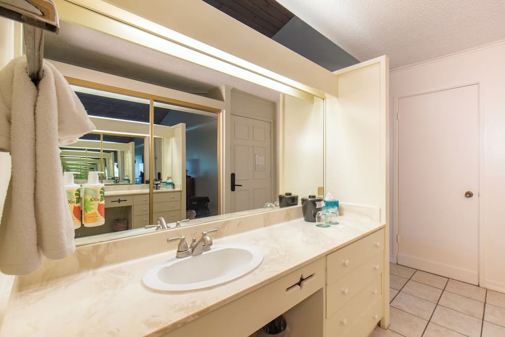 Kaanapali Ocean Inn interior in Lahaina, HI — gallery photo 2