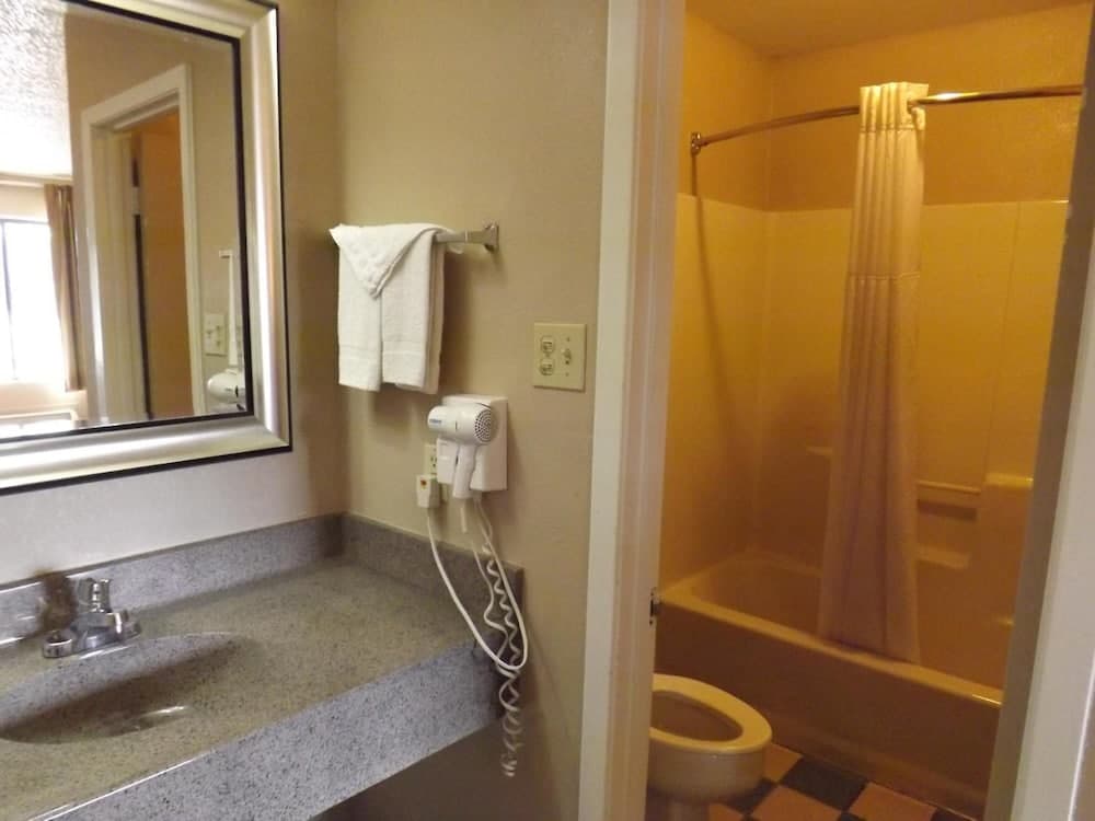 Executive Inn by OYO Kilgore North interior in Kilgore, TX — gallery photo 2