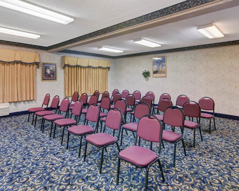 Quality Inn & Suites Grand Prairie South gallery photo in Grand Prairie, TX — image 9