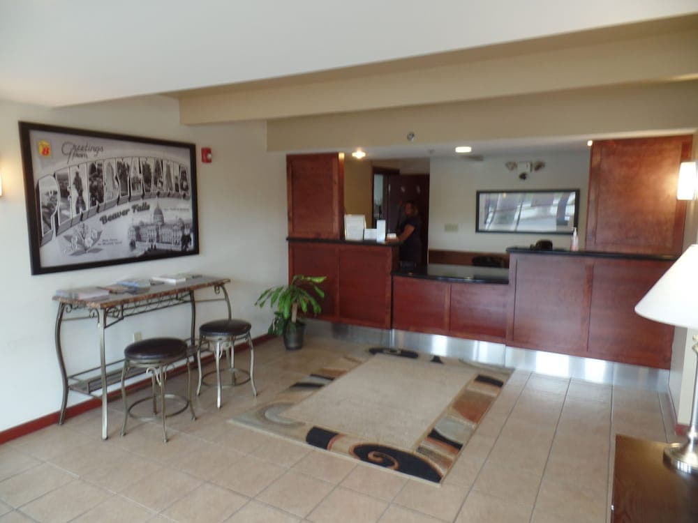 Super 8 by Wyndham Beaver Falls property views in Beaver Falls, PA — gallery photo 3