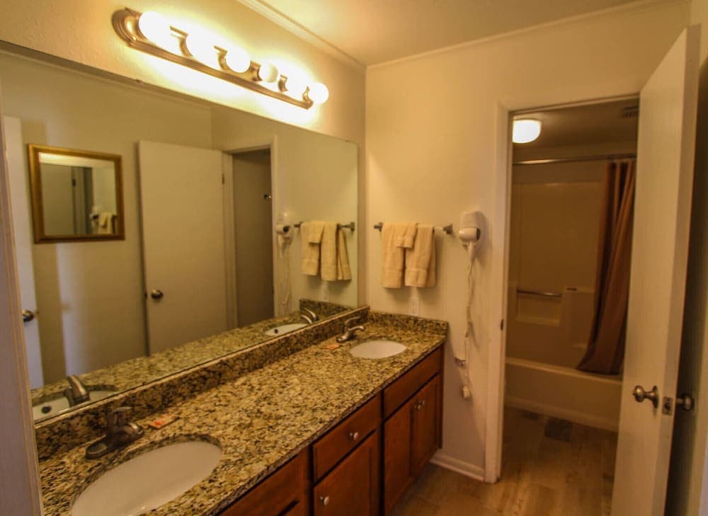 Shoreline Towers property views in Gulf Shores, AL — gallery photo 3