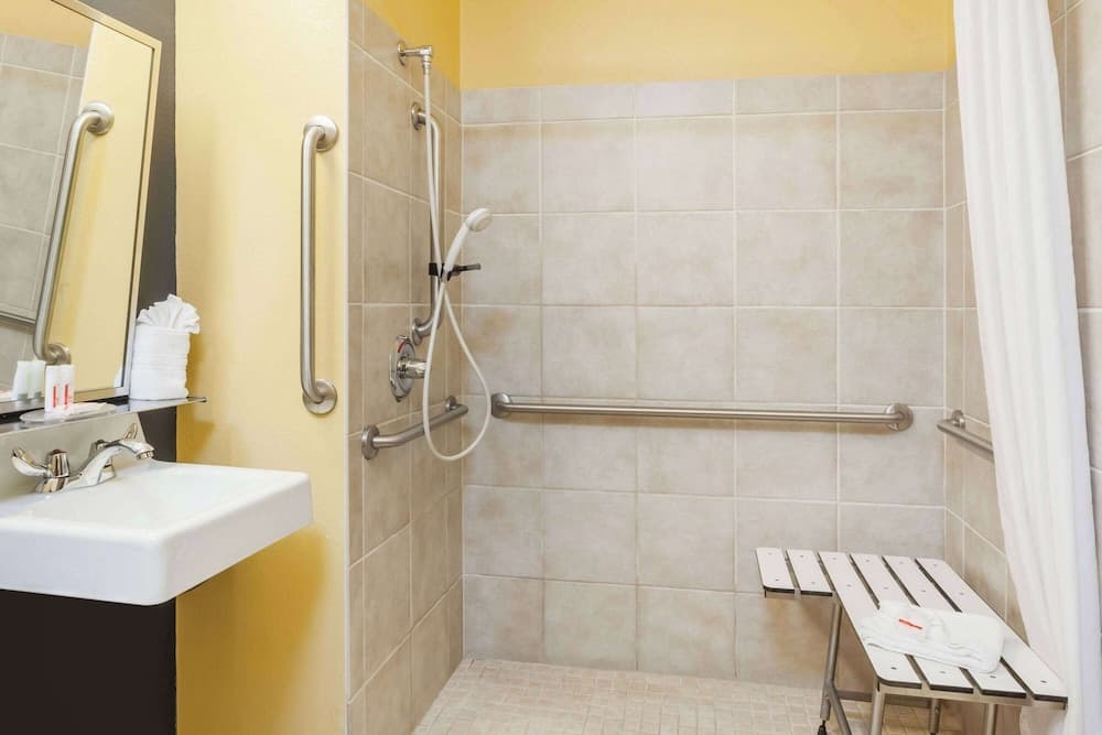 Microtel Inn & Suites by Wyndham Dickson City/Scranton gallery photo in Scranton, PA — image 8
