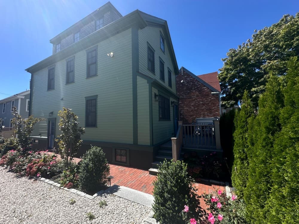 Prime Location! Renovated House! 6 Bed/4 Bath interior in Newport, RI — gallery photo 2