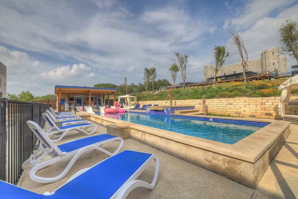 The Bentley Hotel - James Bond Suite - Pool View property views in Johnson City, TX — gallery photo 3