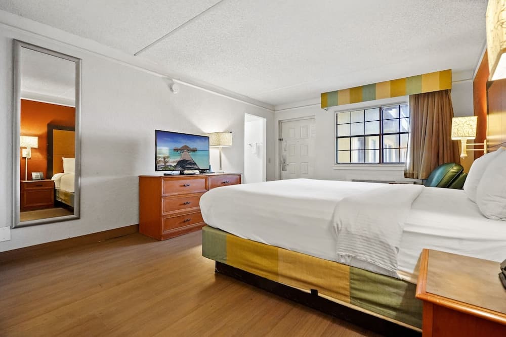 La Quinta Inn by Wyndham Costa Mesa / Newport Beach property views in Costa Mesa, CA — gallery photo 3
