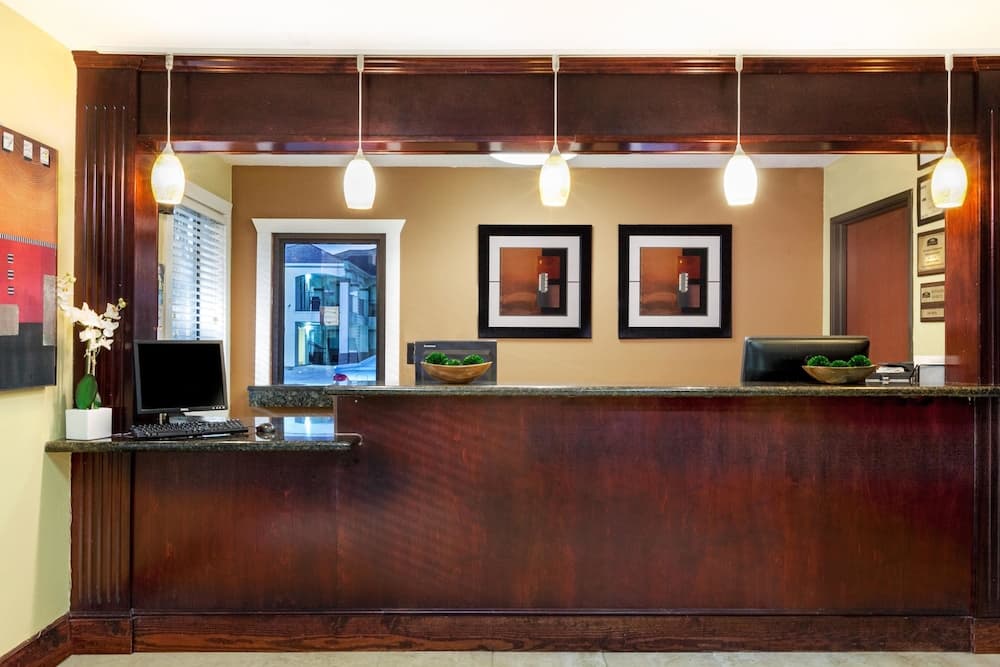 Howard Johnson by Wyndham Lafayette interior in Lafayette, LA — gallery photo 2
