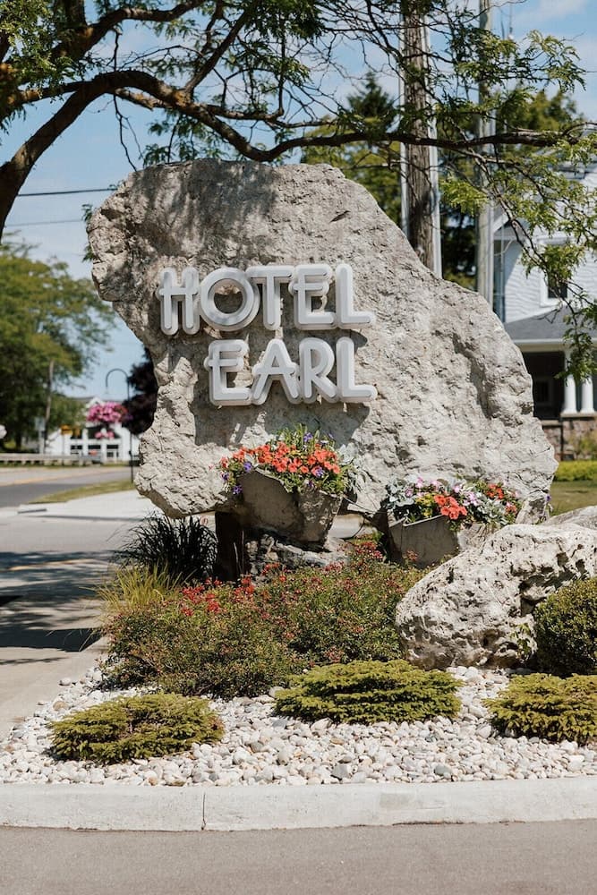 The Earl featured exterior or lobby in Charlevoix, MI — similar hotel