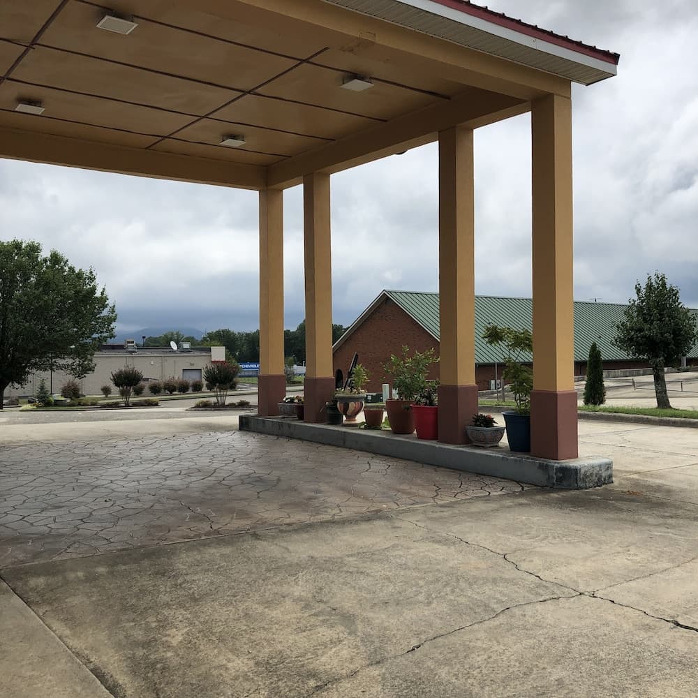 Clairmont Inn property views in Jasper, GA — gallery photo 3