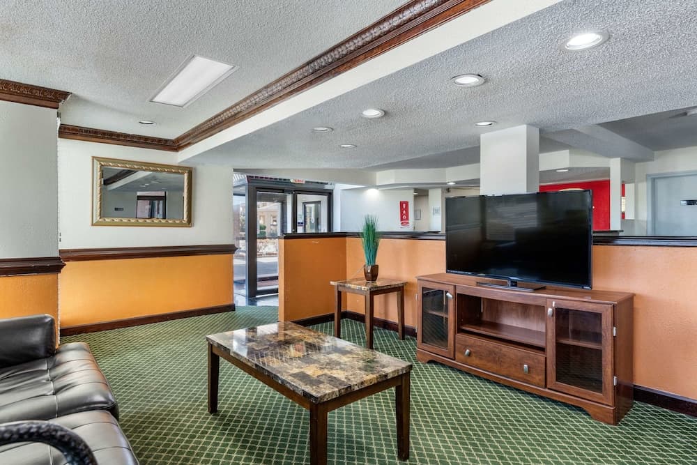 Econo Lodge Florence - Darlington interior in Florence, SC — gallery photo 2