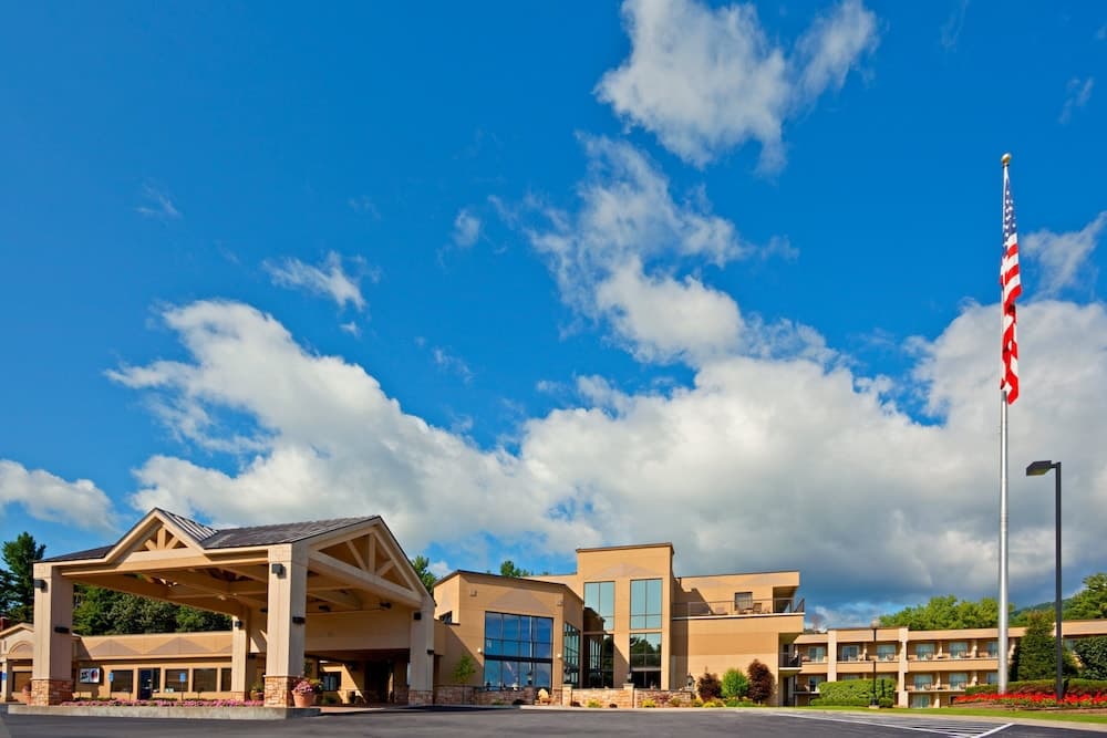 Holiday Inn Resort Lake George - Adirondack Area by IHG featured exterior or lobby in Lake George — similar hotel