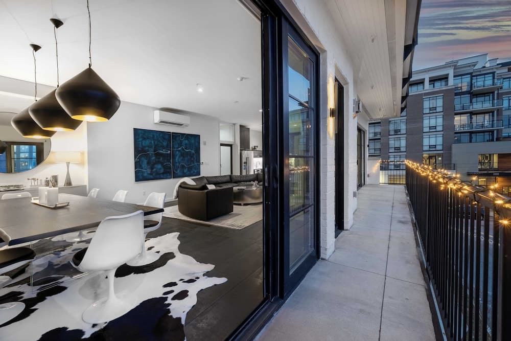 121 Hotel Floor 2 Buyout by Avantstay Entire Second Floor Buyout of 121 Hotel! Sleeps 18 featured exterior or lobby in Nashville, TN — similar hotel