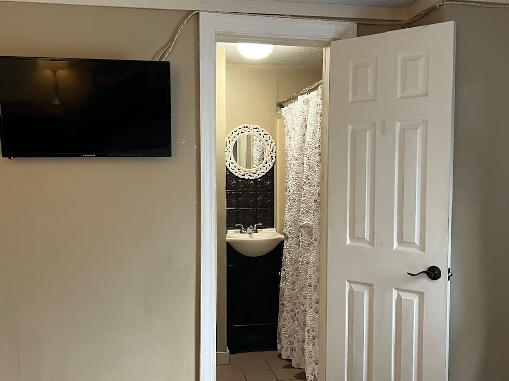 The Travelers Inn interior in Jacksonville, NC — gallery photo 2